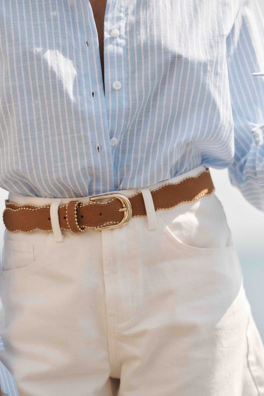 Ceinture Mona Sahoma en camel, boucle dorée, forme ondulée et détail perlé sur tout le pourtour