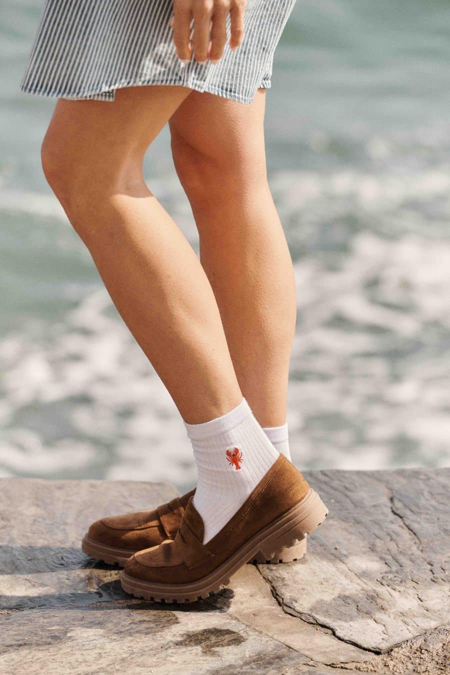 Chaussettes mi-hautes blanches Sahoma en maille douce et fine, détail brodé homard rouge