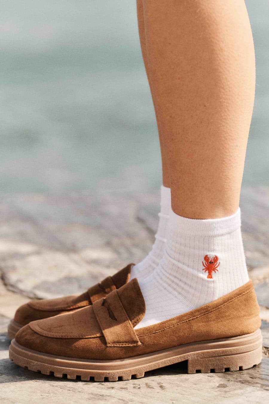 Chaussettes mi-hautes blanches Sahoma en maille douce et fine, détail brodé homard rouge