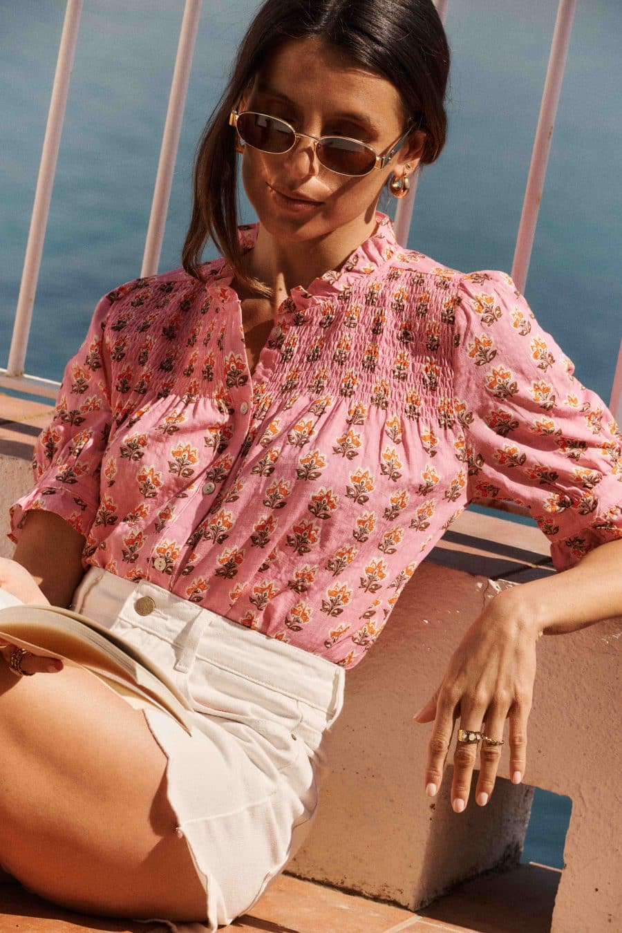Blouse Sahoma Anéa rose coupe ajustée et boutonnée - smocké sur le haut col rond à volants et imprimé fleuri