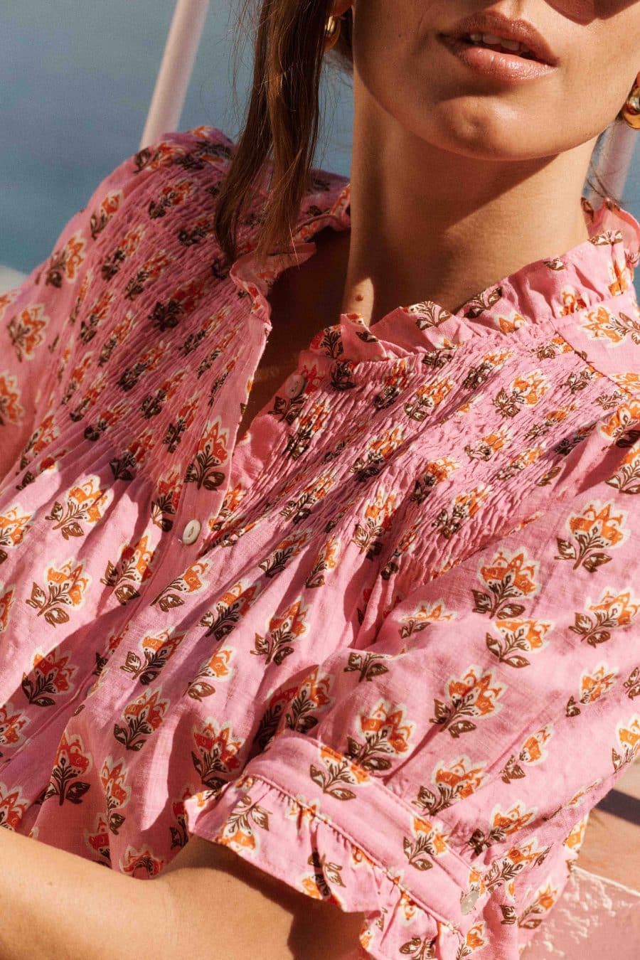 Blouse Sahoma Anéa rose coupe ajustée et boutonnée - smocké sur le haut col rond à volants et imprimé fleuri