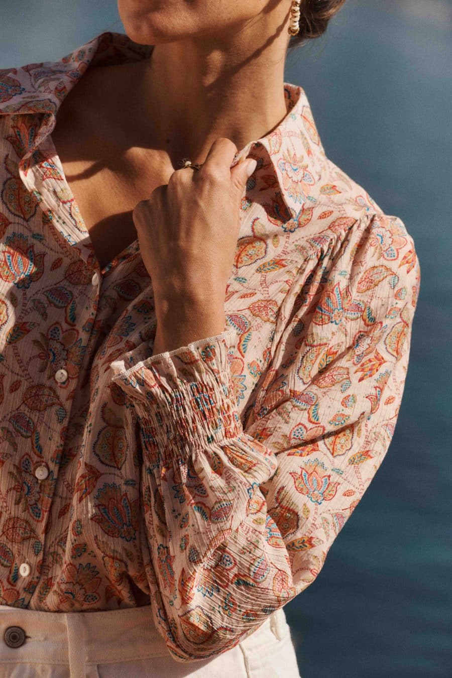 Chemise femme Aubane Sahoma, coupe légère, imprimé fleuri multicolore sur fond beige, manches longues et col revers