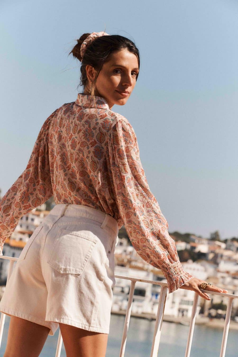 Chemise femme Aubane Sahoma, coupe légère, imprimé fleuri multicolore sur fond beige, manches longues et col revers