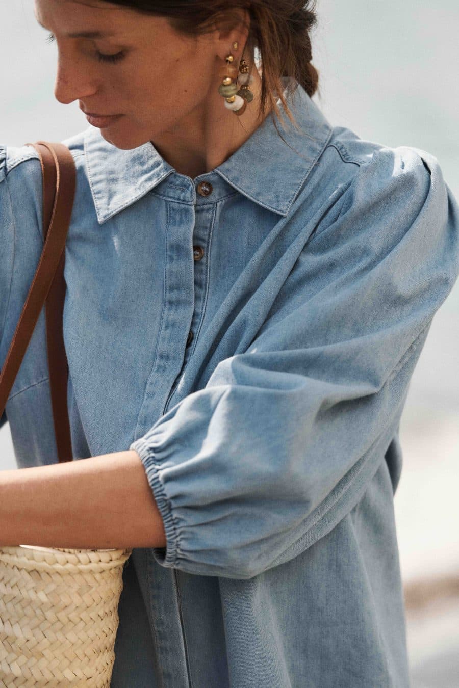 Chemise en jean Henriette bleue clair Sahoma fluide à col en revers, manches 3/4 bouffantes