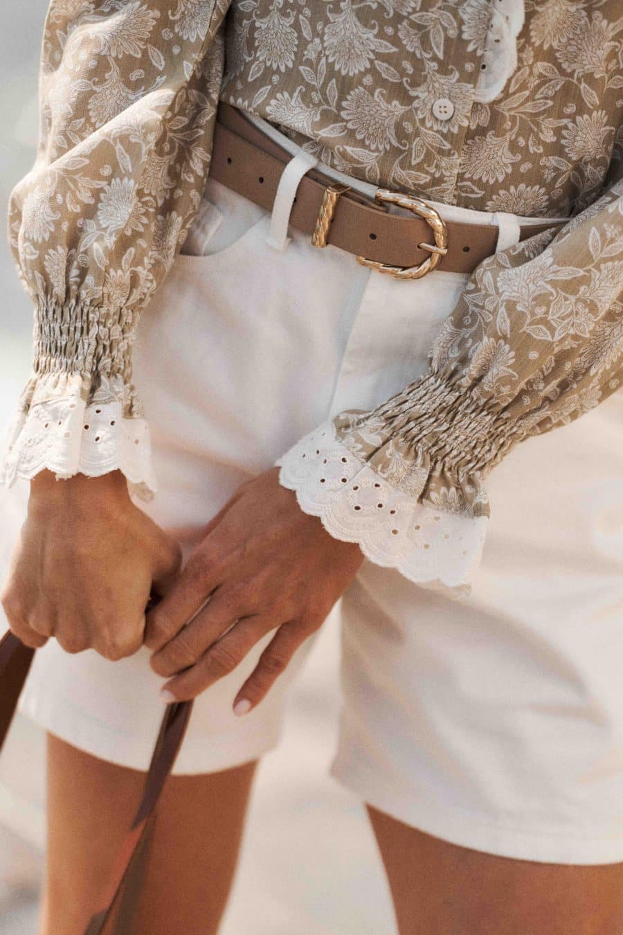 Chemise femme Heloise verte kaki Sahoma à motifs floraux, col et jabot à volants en dentelle, manches longues