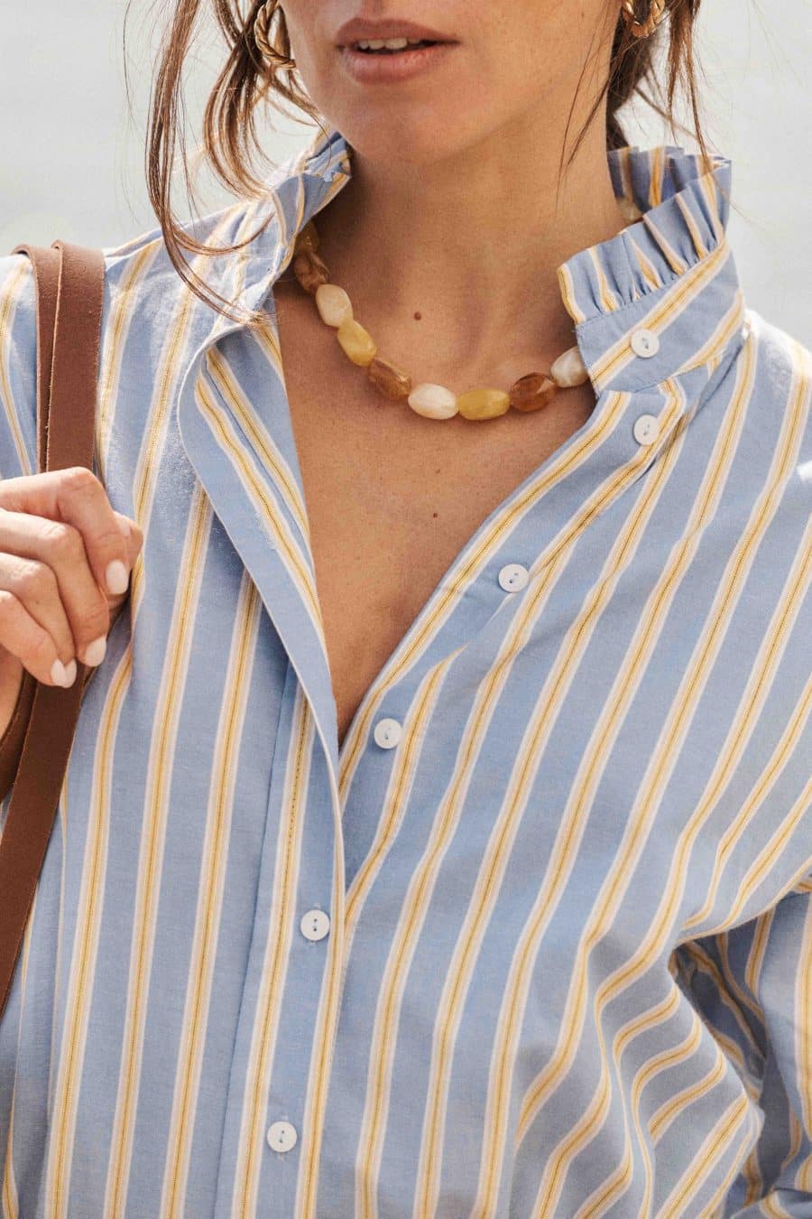 Chemise Indya rayée bleue et jaune Sahoma, col montant à volants, coupe tomboy ample et manches longues