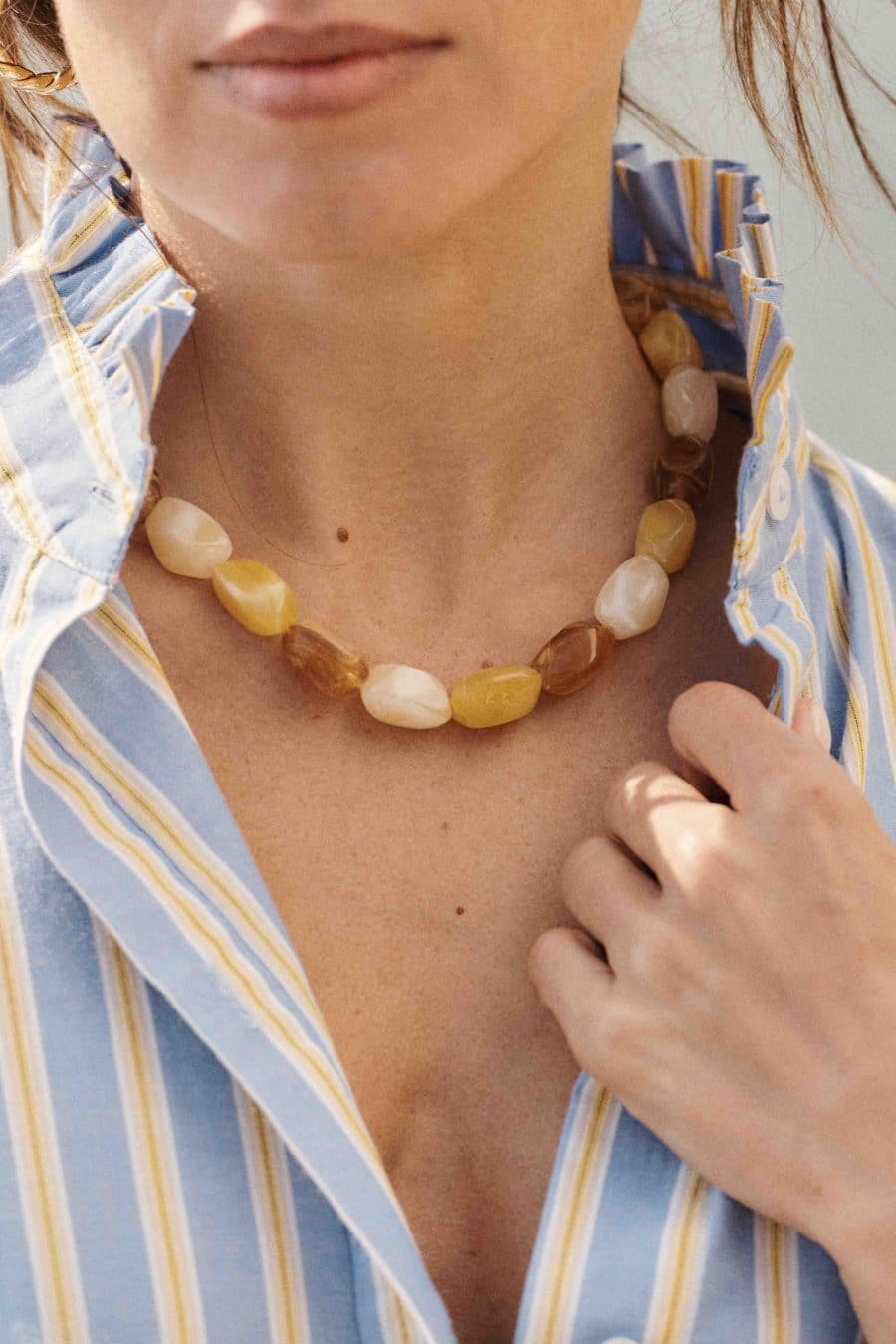 Collier Irina Sahoma à pierres asymétriques jaune topaze, ivoire et ambrées