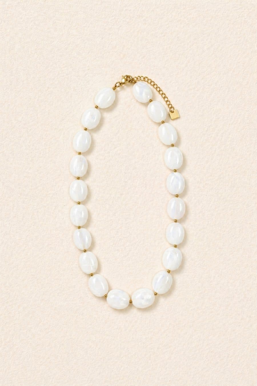 Collier à grosses perles ovales blanches et petites perles rondes dorées
