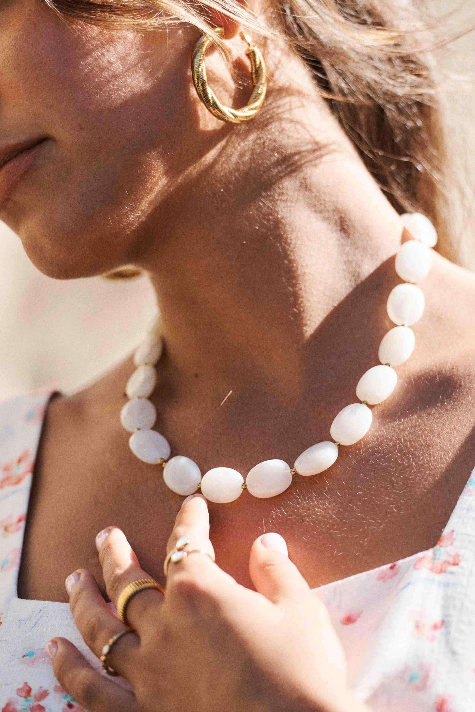 Collier à grosses perles ovales blanches et petites perles rondes dorées