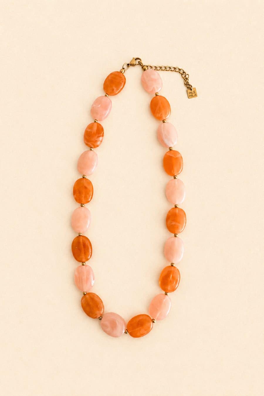 Collier à grosses perles ovales roses et oranges et petites perles rondes dorées