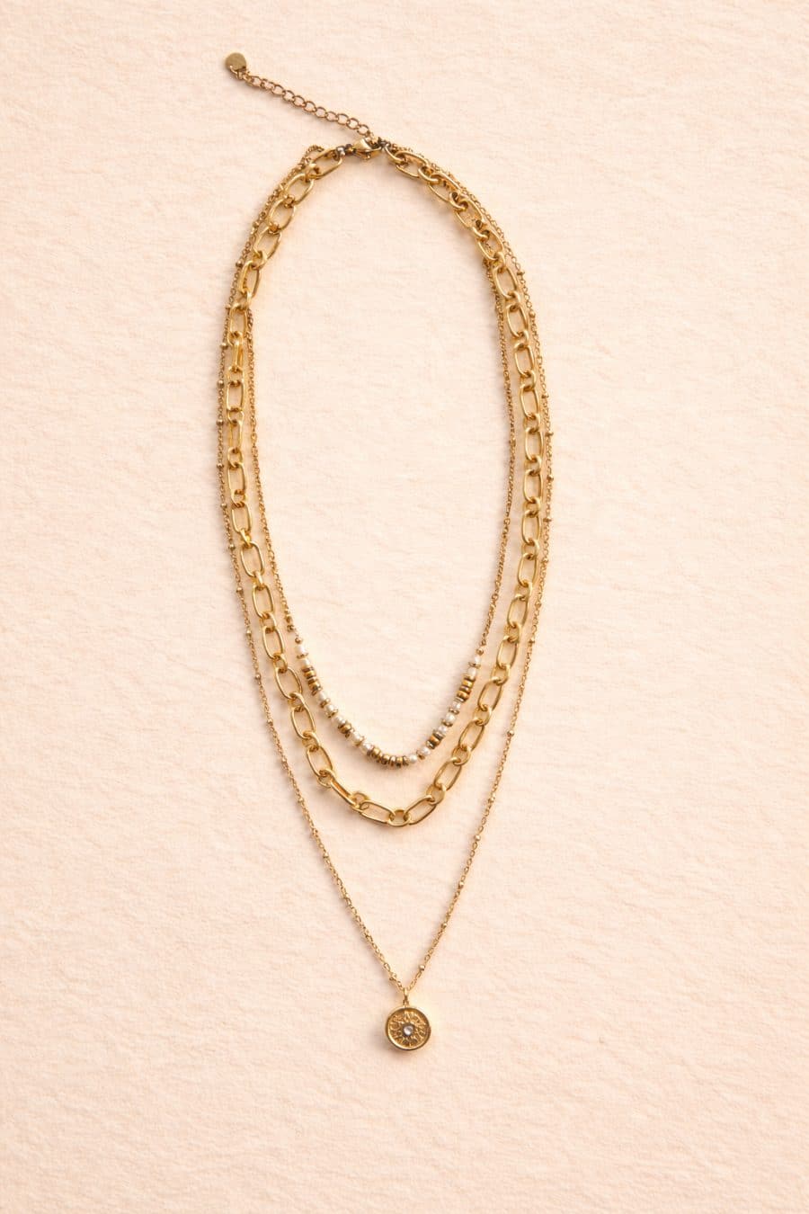 Collier Milo triple rangs dorés avec chaîne longue à pendentif, chaîne intermédiaire à maillons chunky et chaîne courte perlée