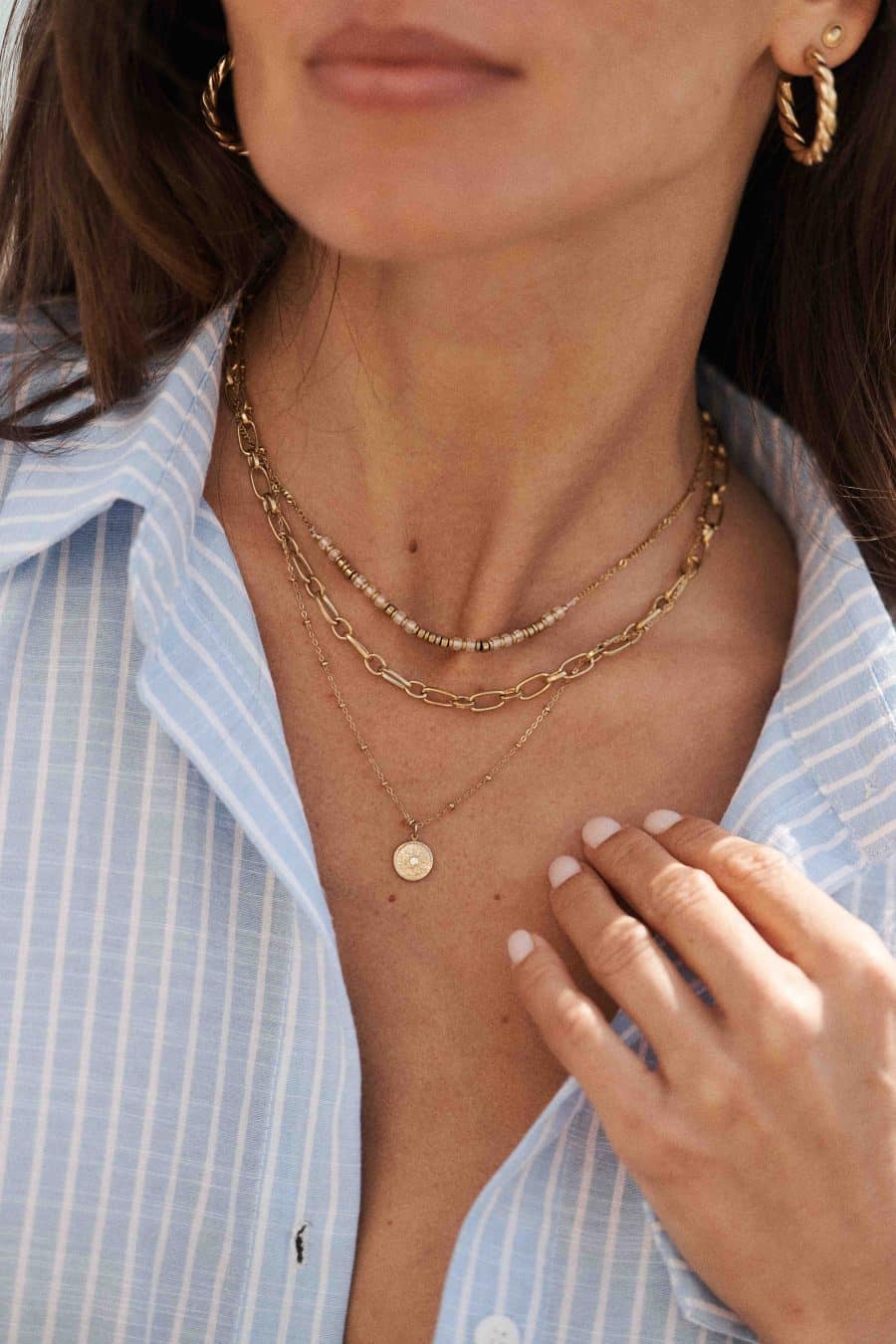 Collier Milo triple rangs dorés avec chaîne longue à pendentif, chaîne intermédiaire à maillons chunky et chaîne courte perlée