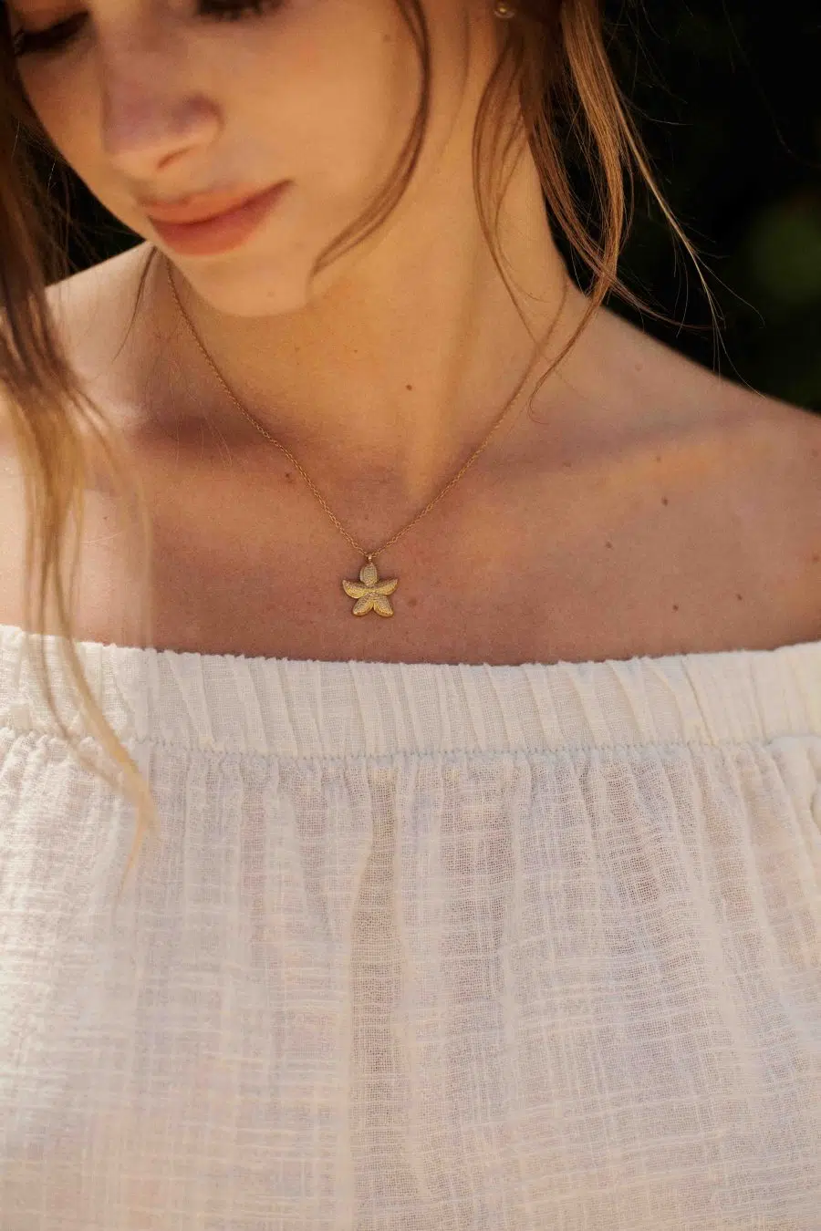 Collier femme - chainette fine et médaillon forme étoile de mer doré