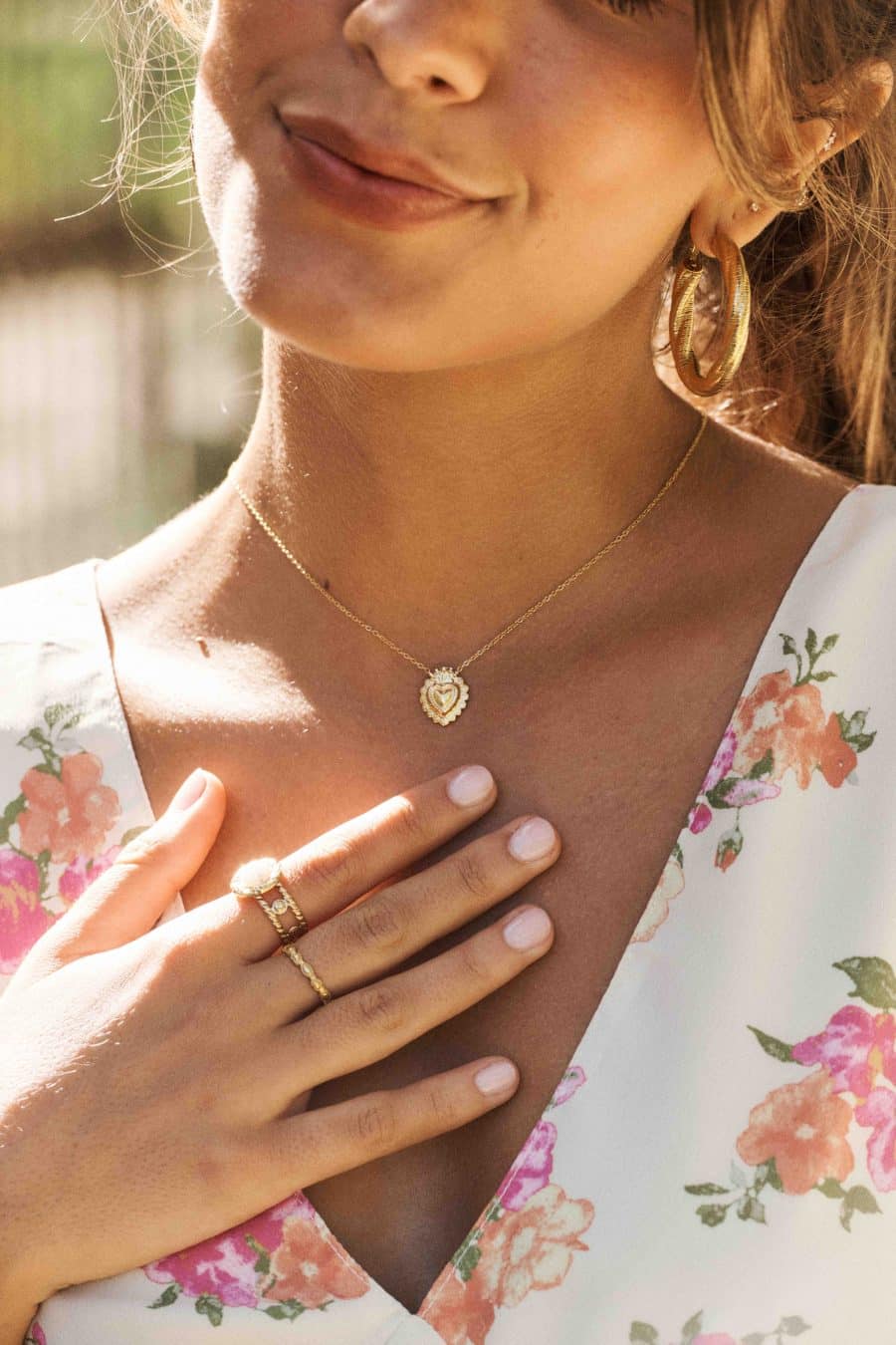 Collier femme Vera - chainette fine et médaillon forme coeur sacré doré