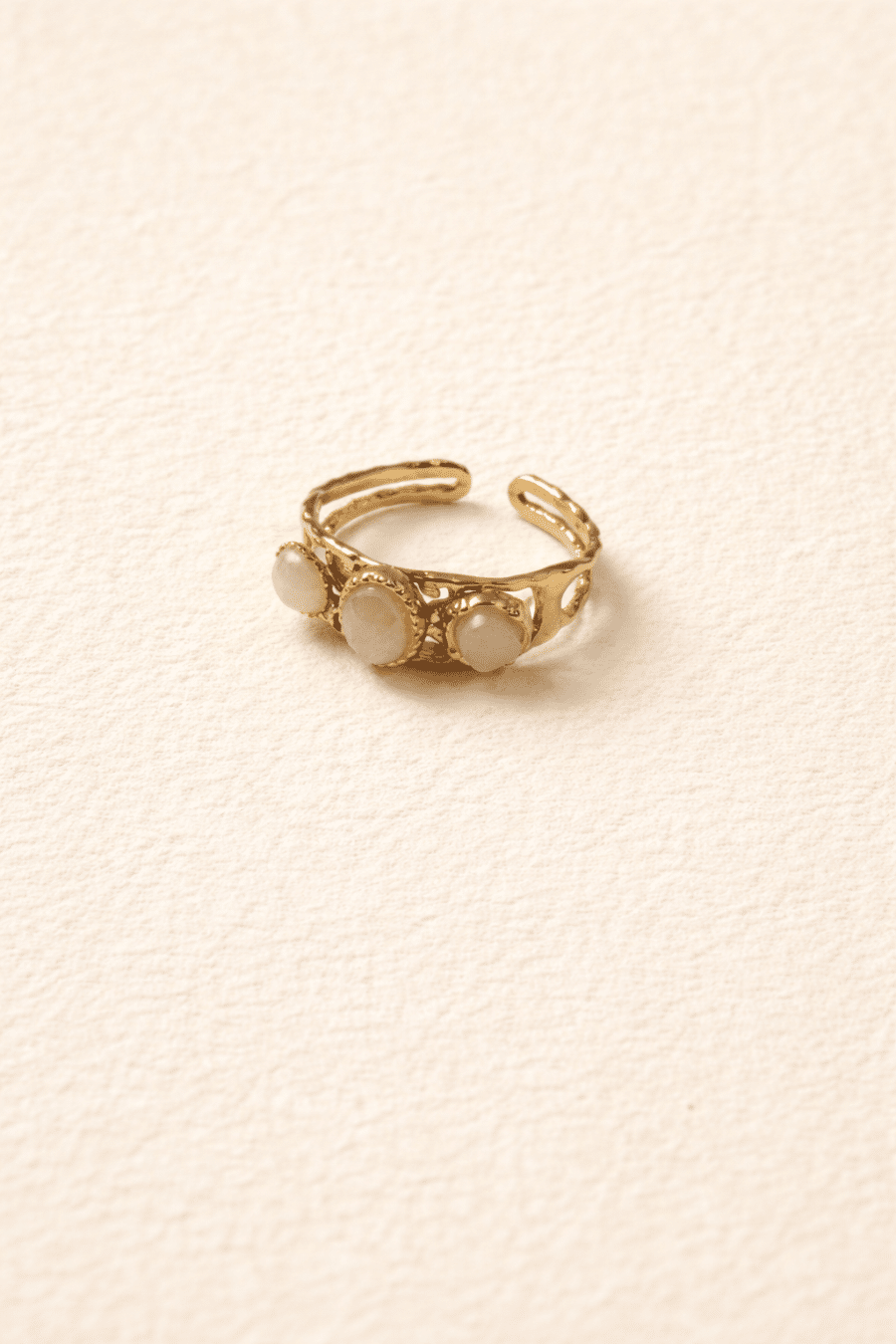 Bague Sahoma Céane dorée sertie de trois pierres blanches