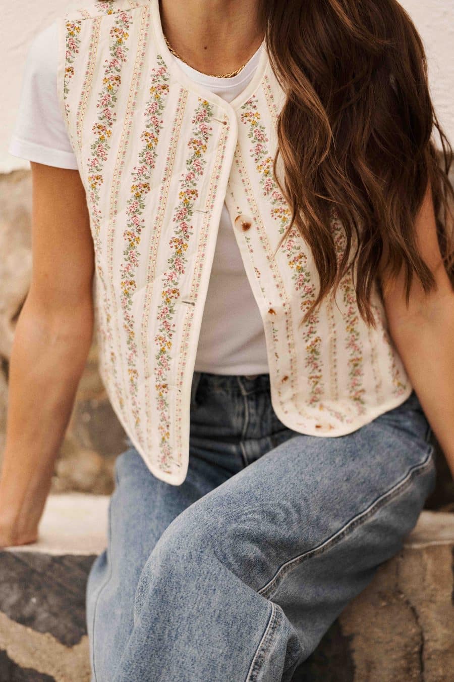 Gilet Agata Sahoma fleuri beige, sans manches et matelassé