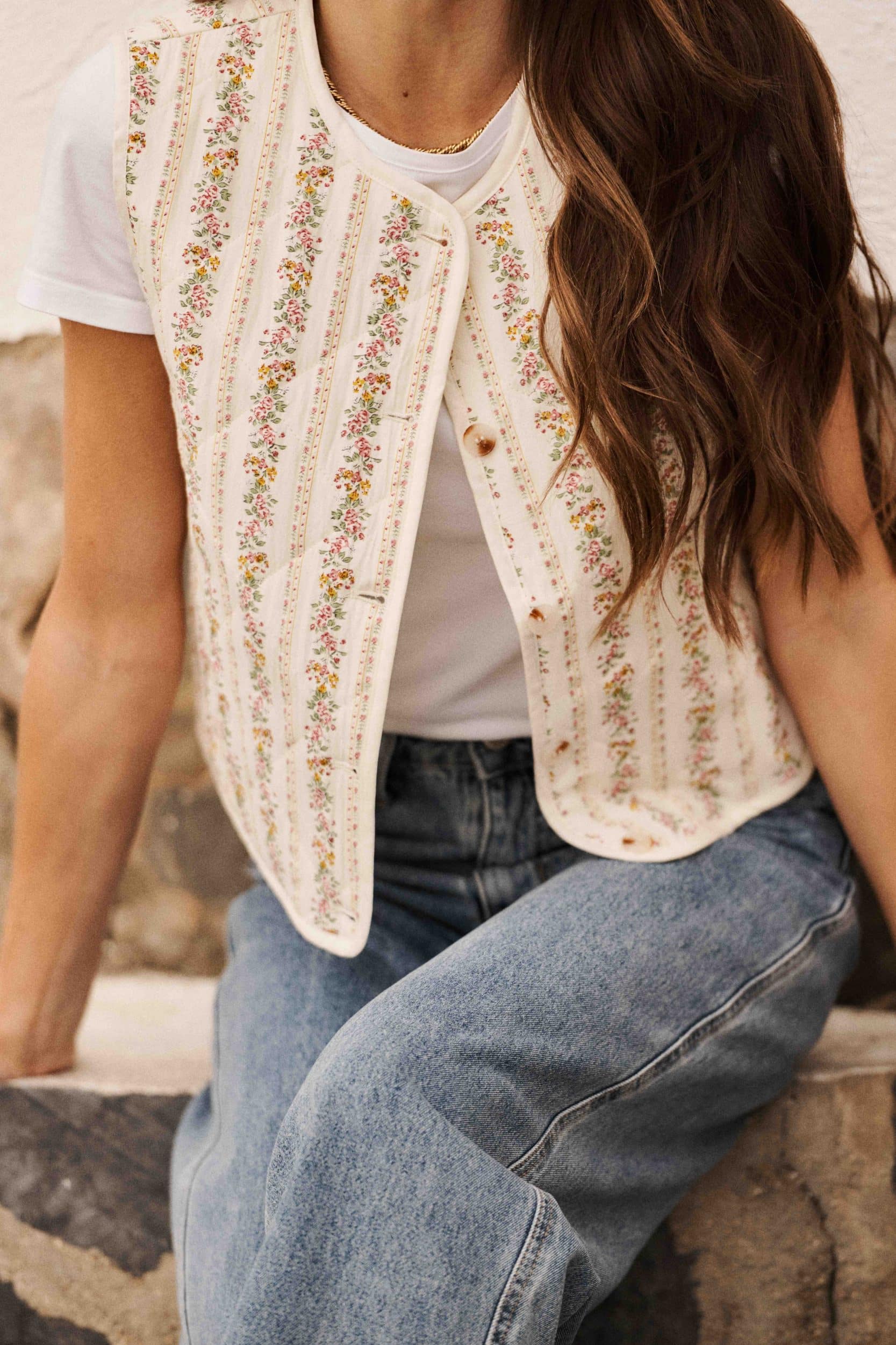 Gilet Agata Sahoma fleuri beige, sans manches et matelassé