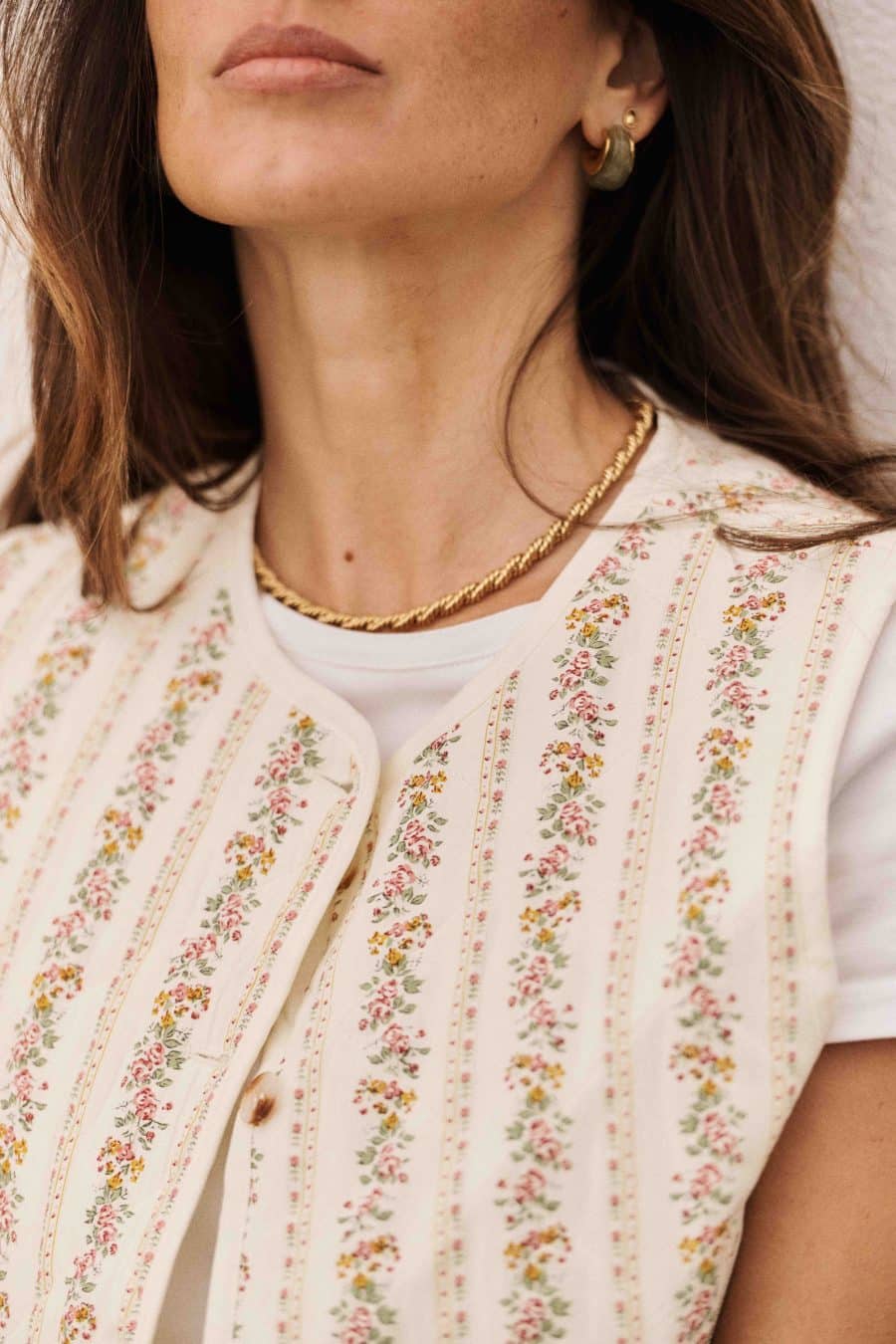 Gilet Agata Sahoma fleuri beige, sans manches et matelassé