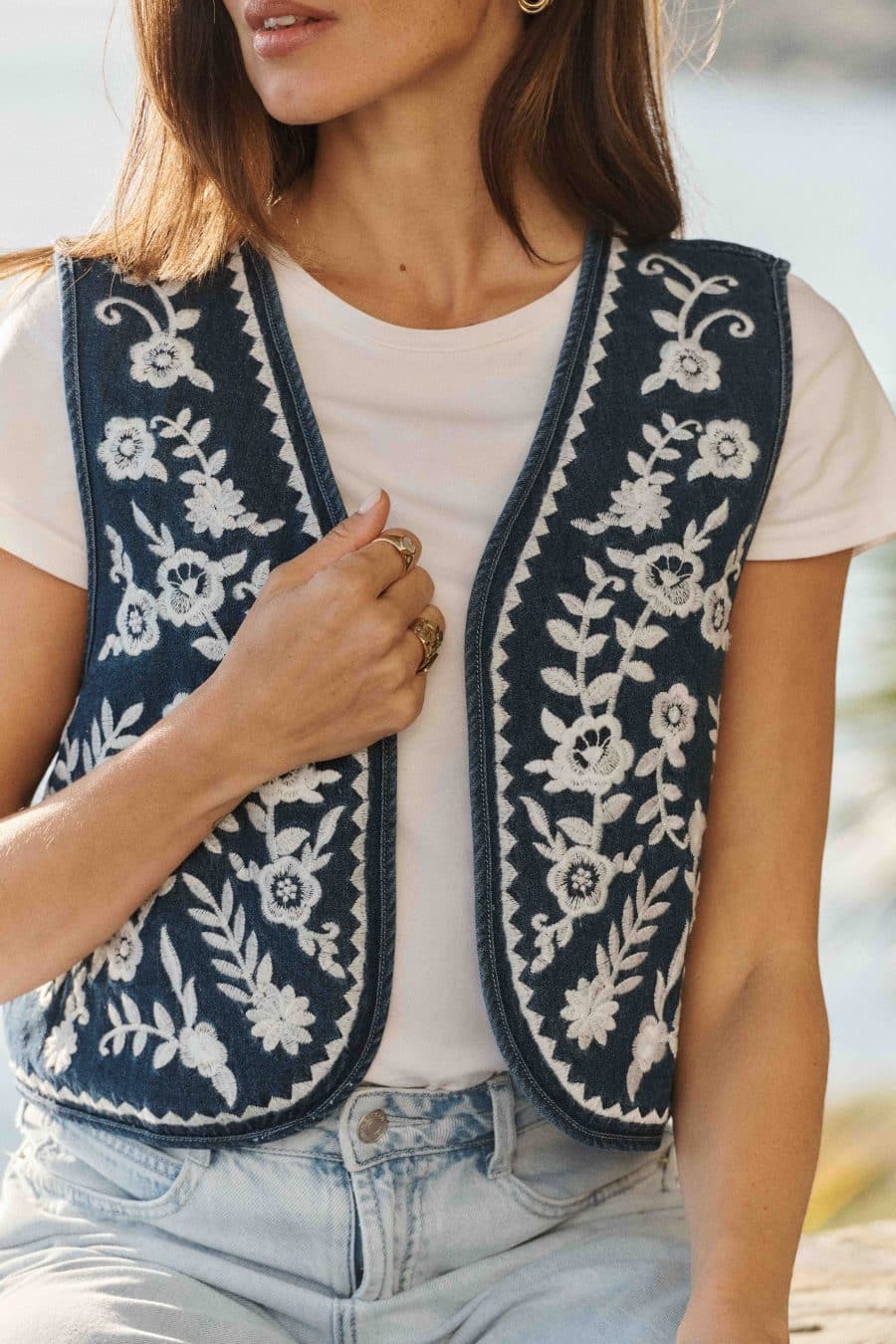 Gilet-veste femme Nicole sans manches en jean bleu - broderie florale blanche - Sahoma