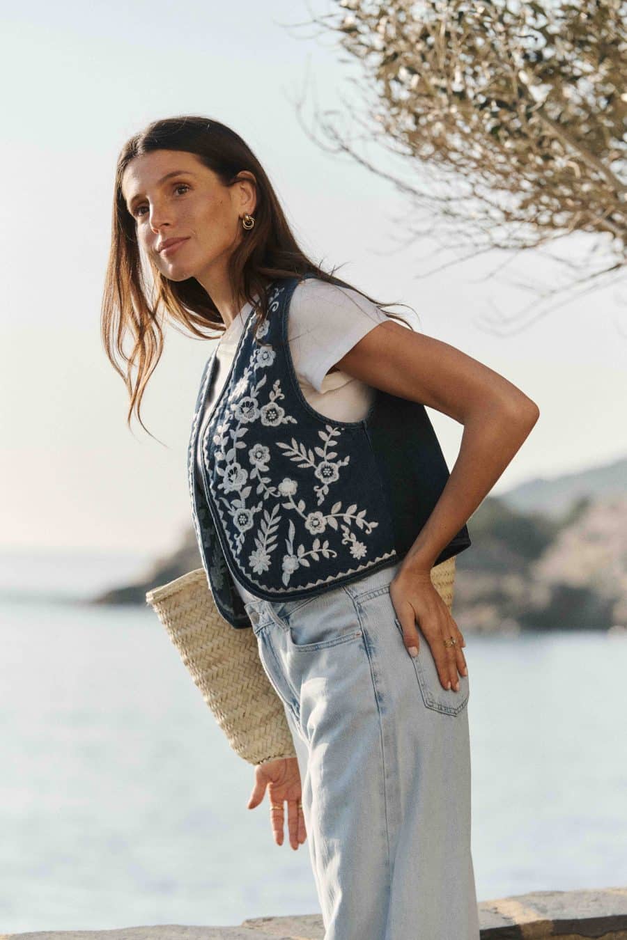 Gilet-veste femme Nicole sans manches en jean bleu - broderie florale blanche - Sahoma