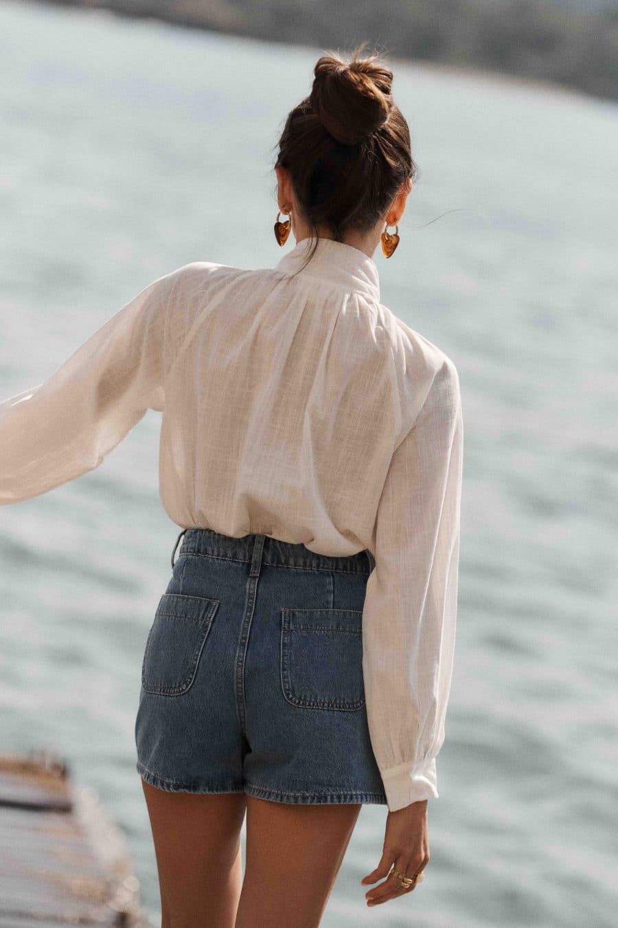 Jupe short Marino Sahoma en jean brut, taille haute et détail tressé