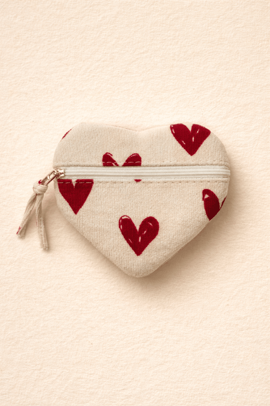 Pochette en forme de coeur zippée, imprimé coeurs rouges et broderie doré lettrée Amour - Sahoma