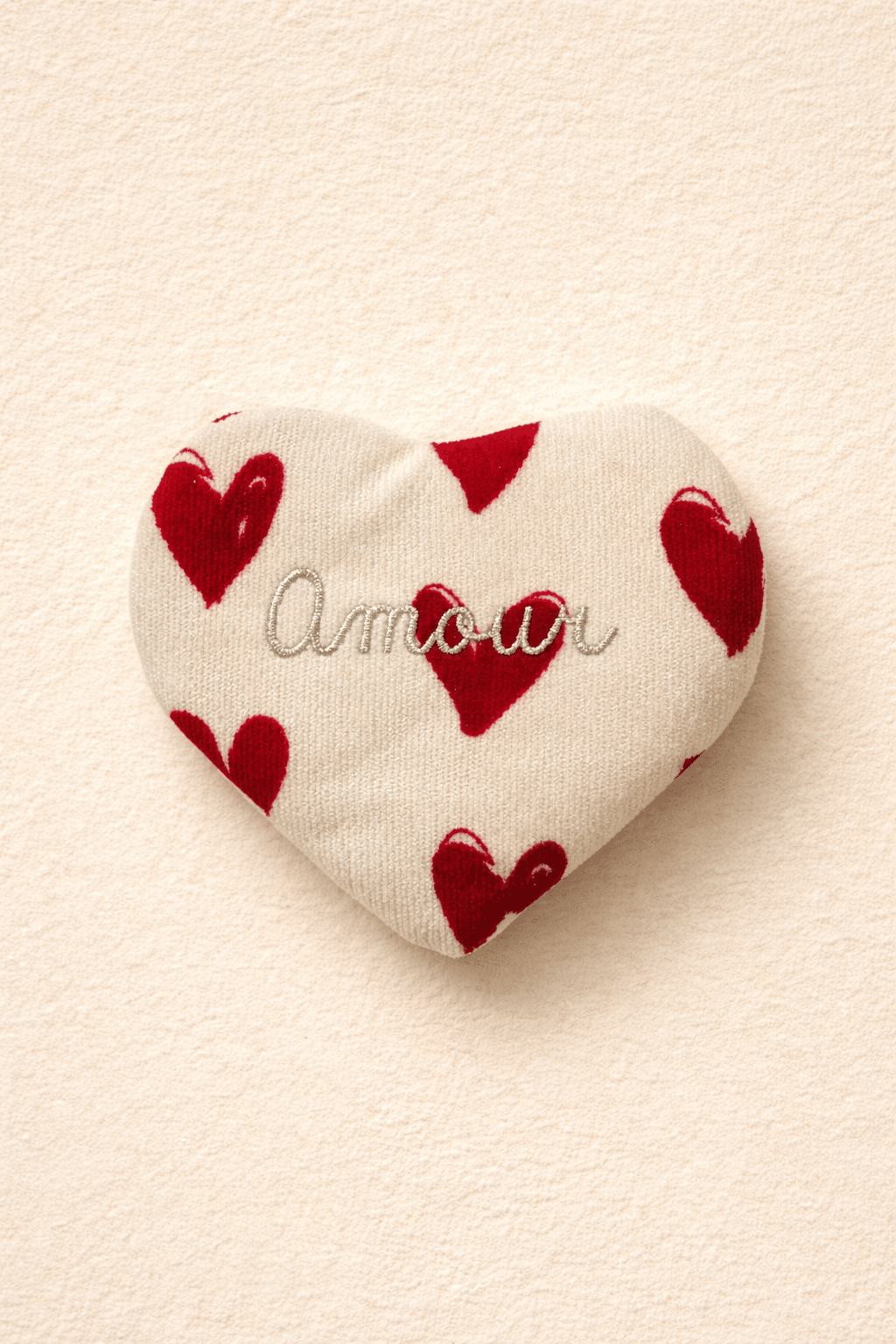 Pochette en forme de coeur, imprimé coeurs rouges et broderie doré lettrée Amour