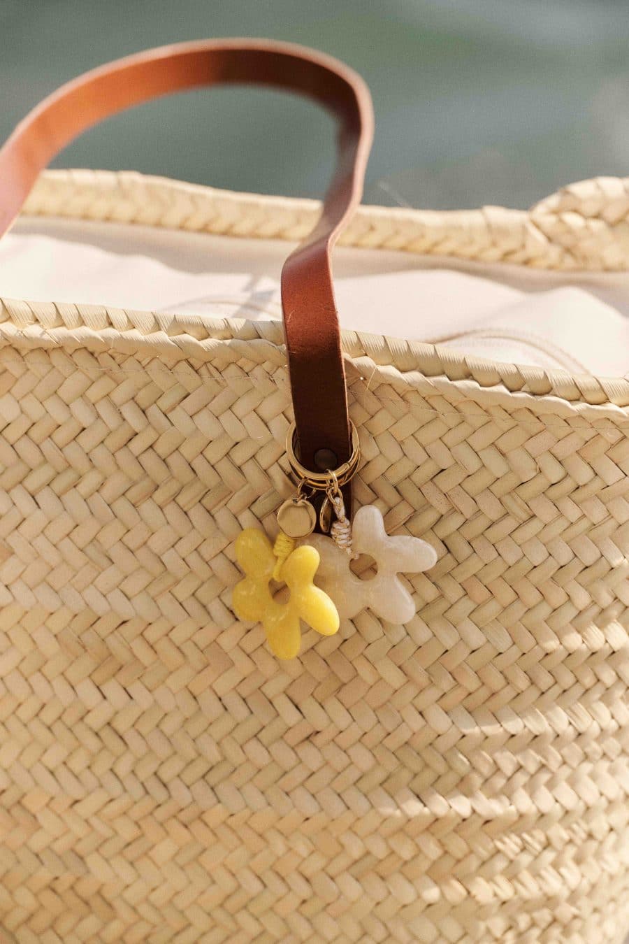 Porte-clés fleur crème marbré avec médaille dorée Amour Sahoma