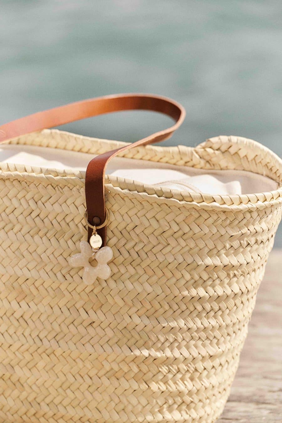 Porte-clés fleur crème marbré avec médaille dorée Amour Sahoma