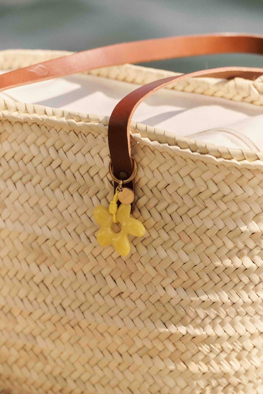 Porte-clés fleur jaune marbré avec médaille dorée Amour Sahoma