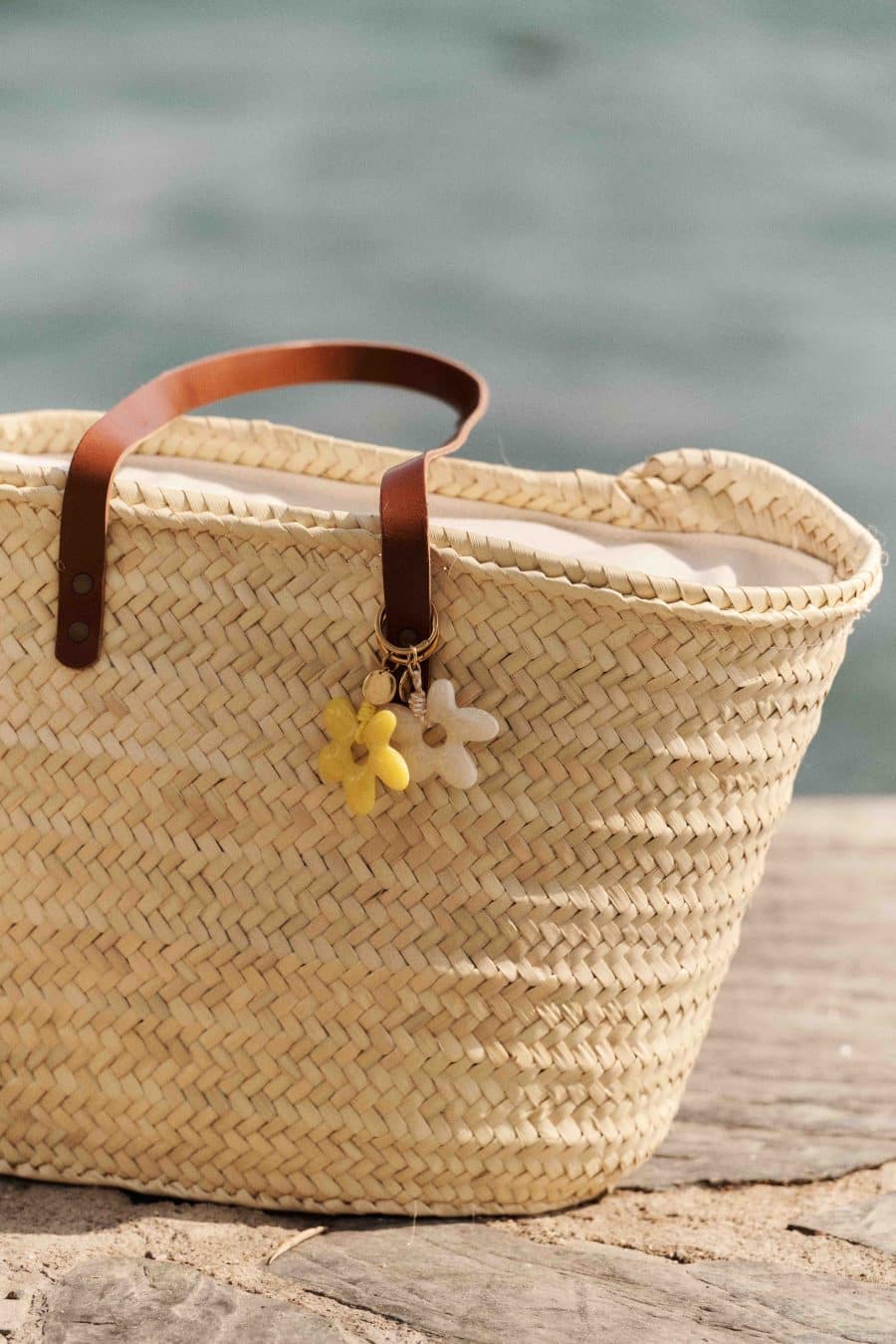 Porte-clés fleur jaune marbré avec médaille dorée Amour Sahoma