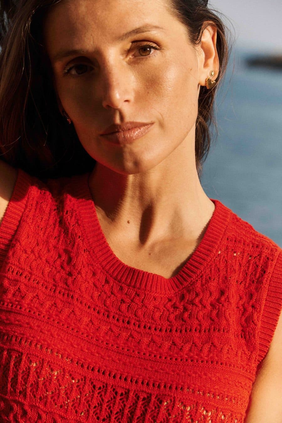 Pull Samos Sahoma en maille ajourée rouge, sans manches - col rond