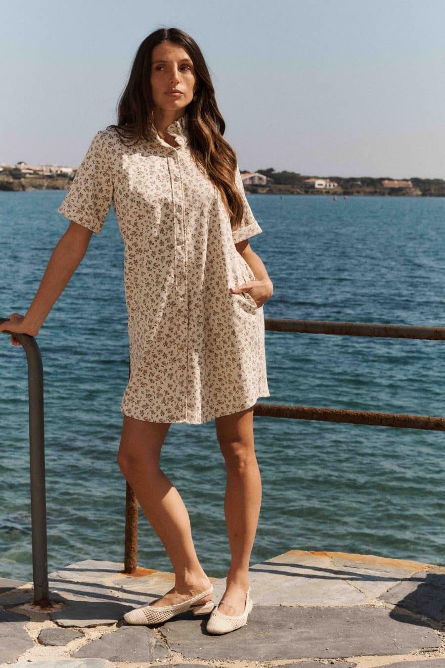 Robe Aelis en jean, imprimé beige fleuri Sahoma, col montant à volants, coupe droite courte