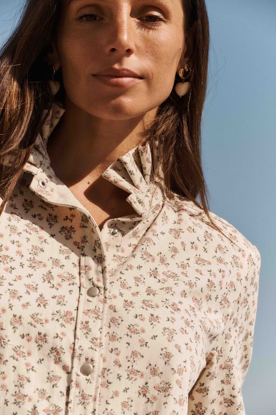 Robe Aelis en jean, imprimé beige fleuri Sahoma, col montant à volants, coupe droite courte