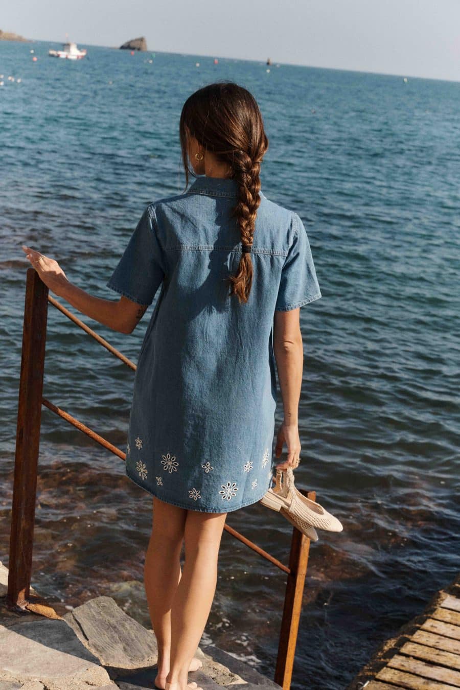 Robe Alixe Sahoma en jean manches courtes et col revers - détail broderie florale blanche sur le bas de la robe et poches plaquées sur la poitrine