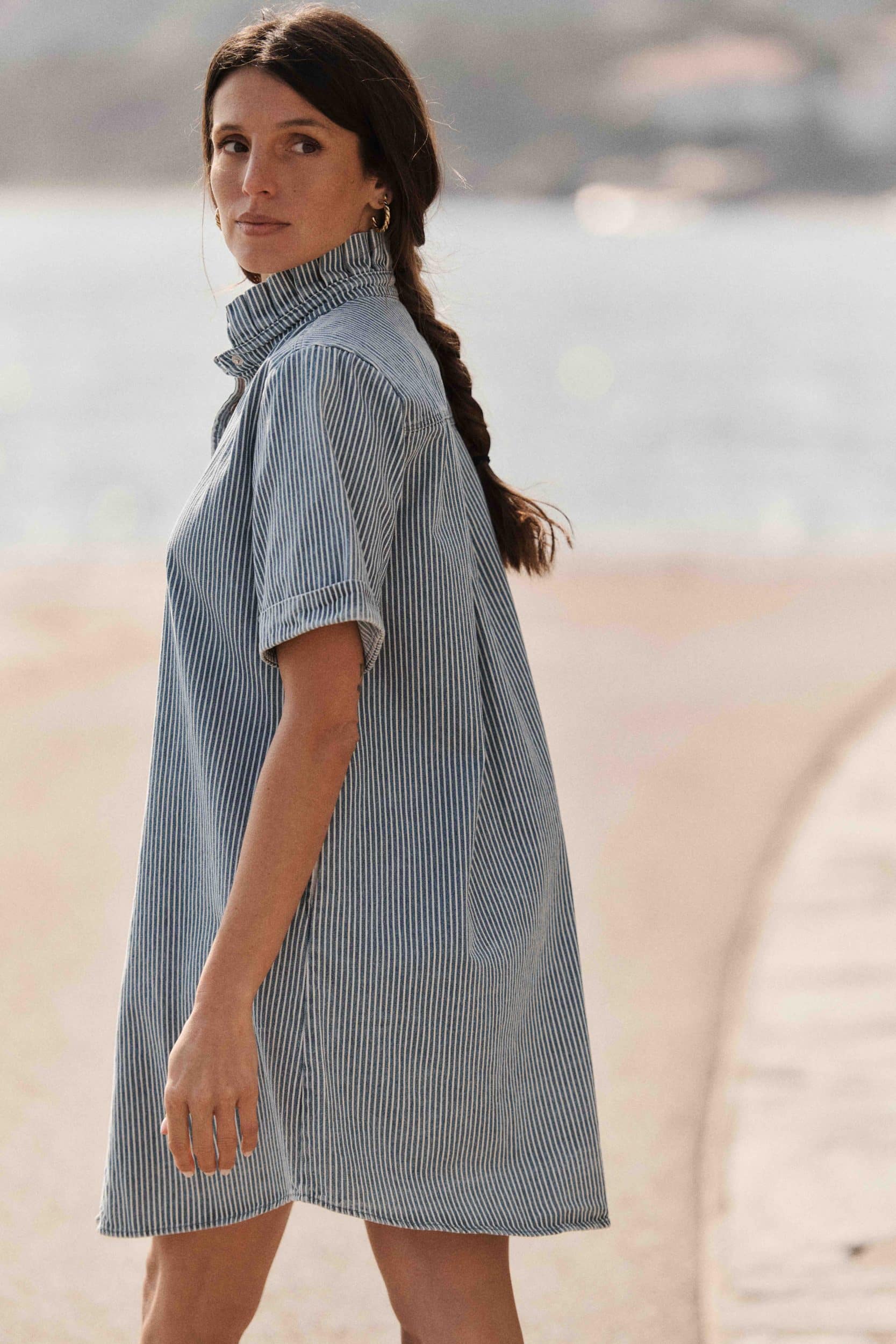 Robe Asia rayée bleue Sahoma, col montant à volants, coupe droite courte