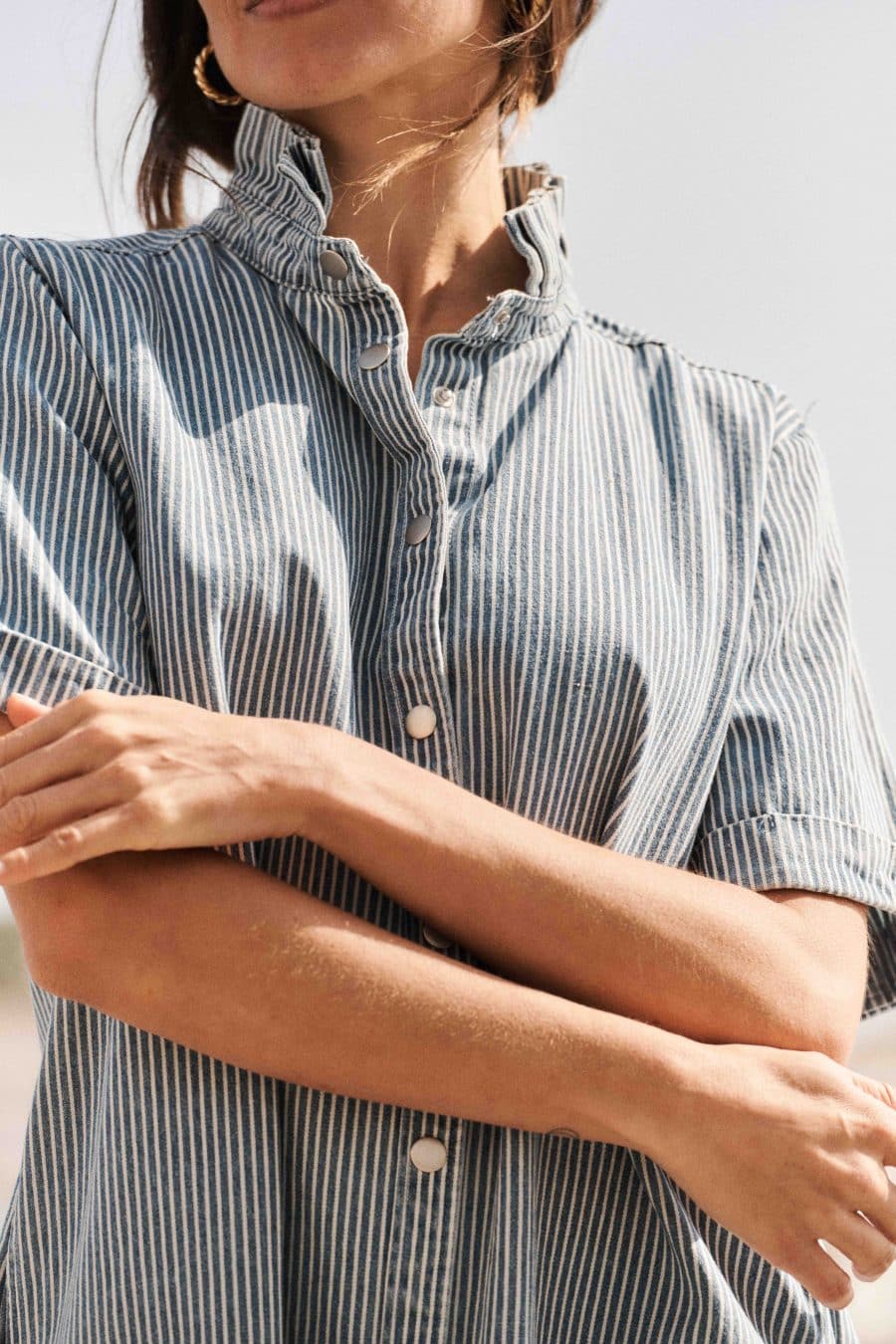 Robe Asia rayée bleue Sahoma, col montant à volants, coupe droite courte