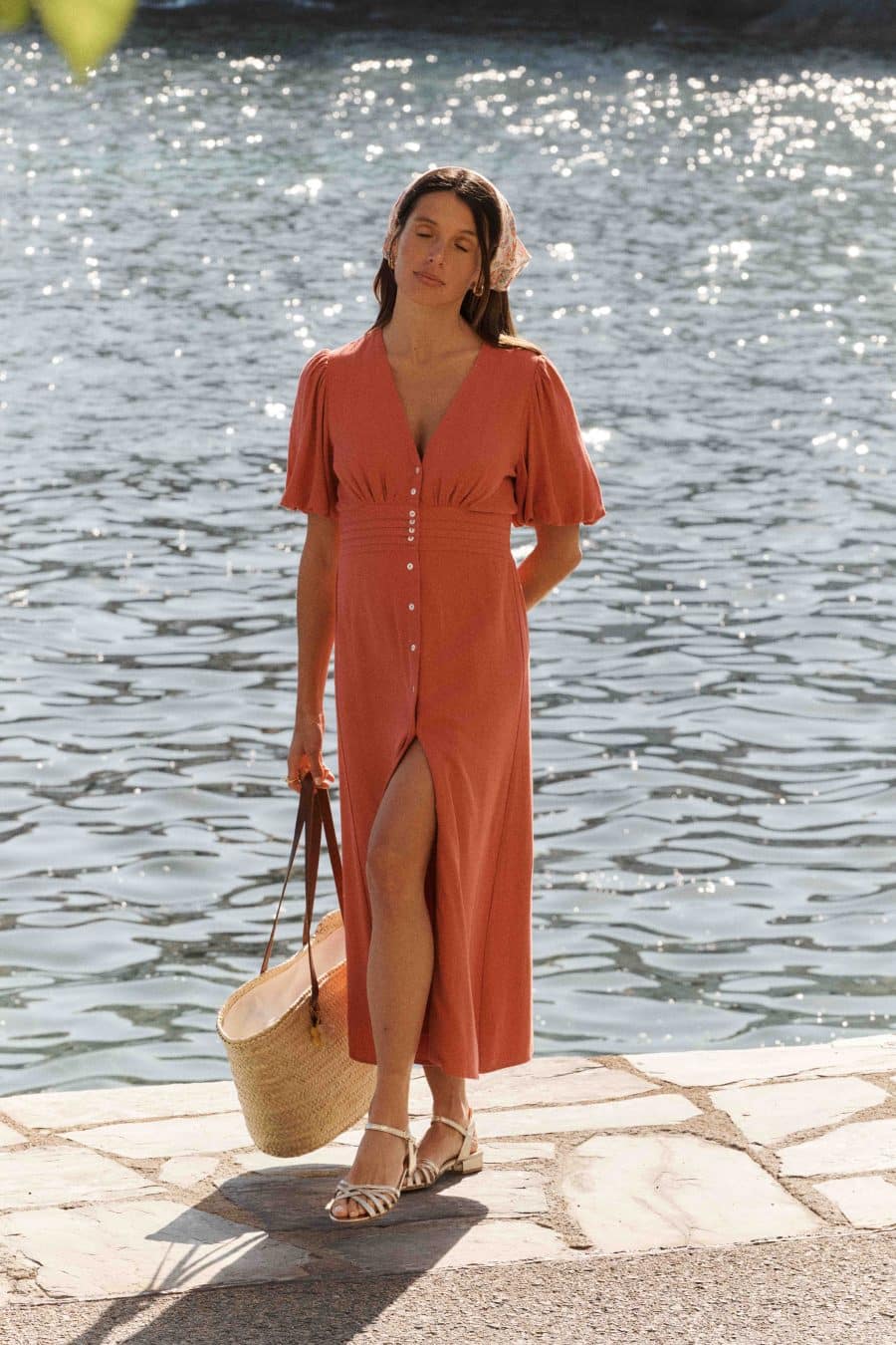 Robe longue Sahoma Leonia, couleur terracotta, coupe fluide, col V et manches courtes
