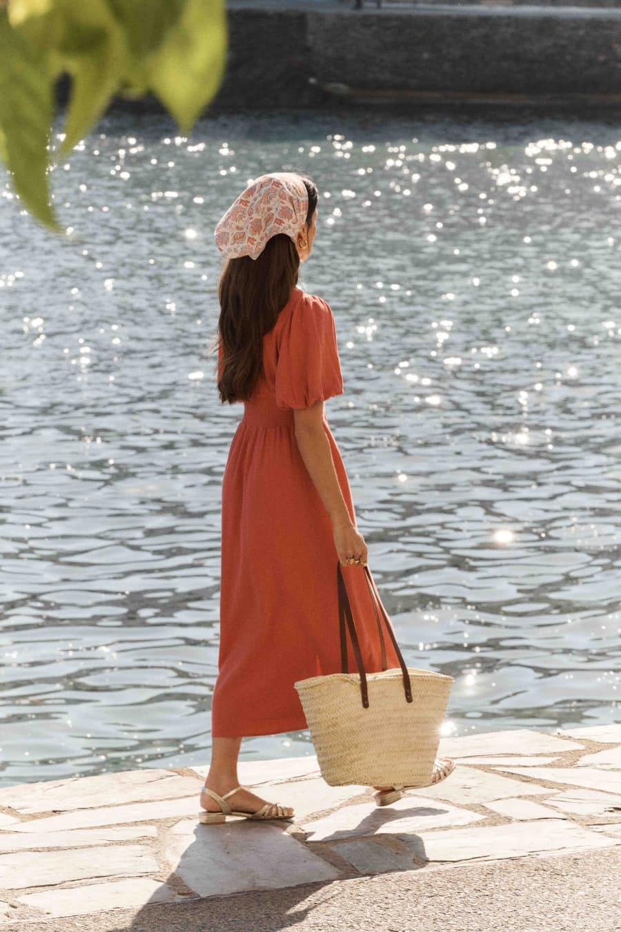 Robe longue Sahoma Leonia, couleur terracotta, coupe fluide, col V et manches courtes