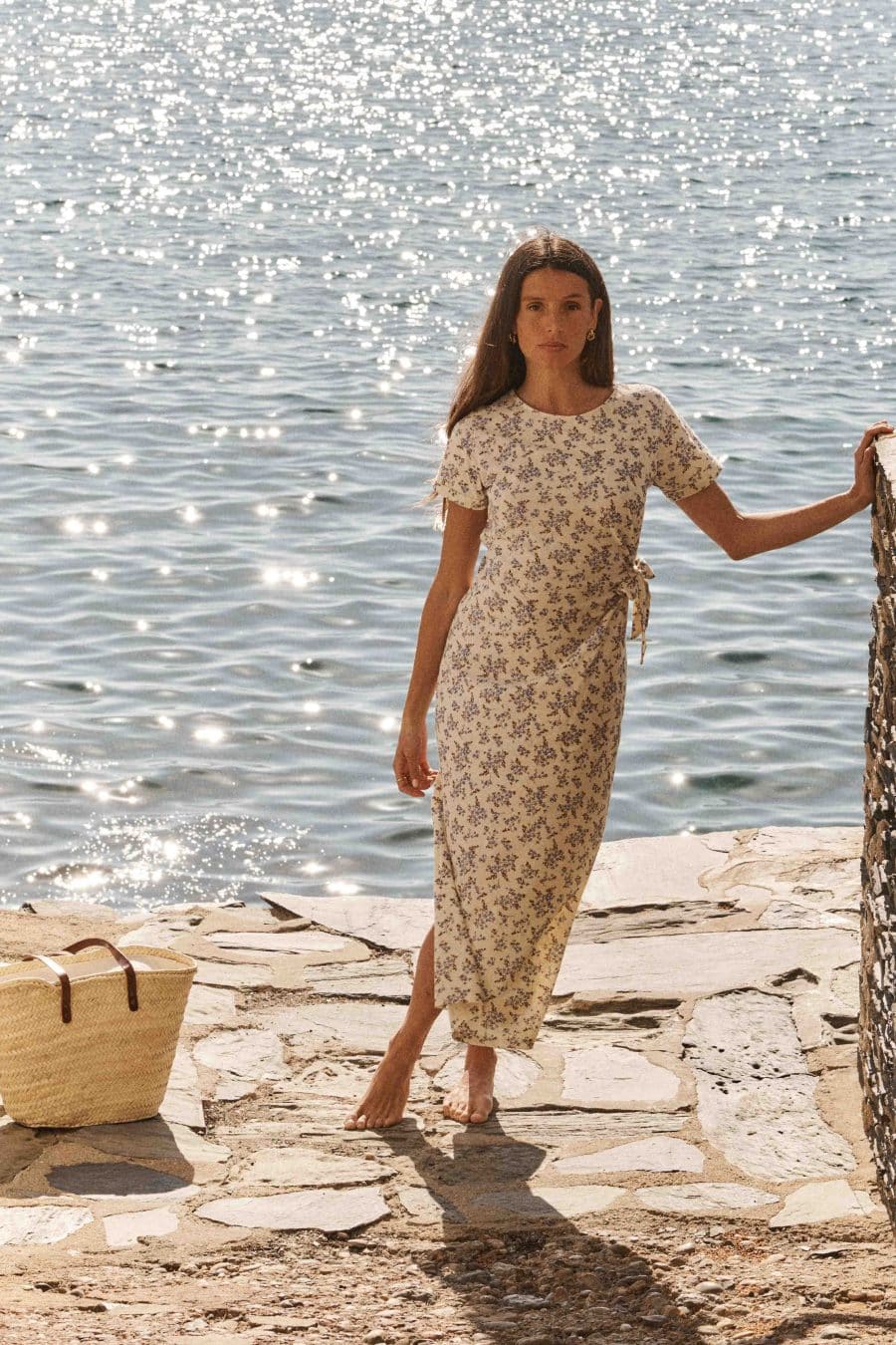 Robe Naelia longue Sahoma beige fleuri noeud sur le côté manches courtes