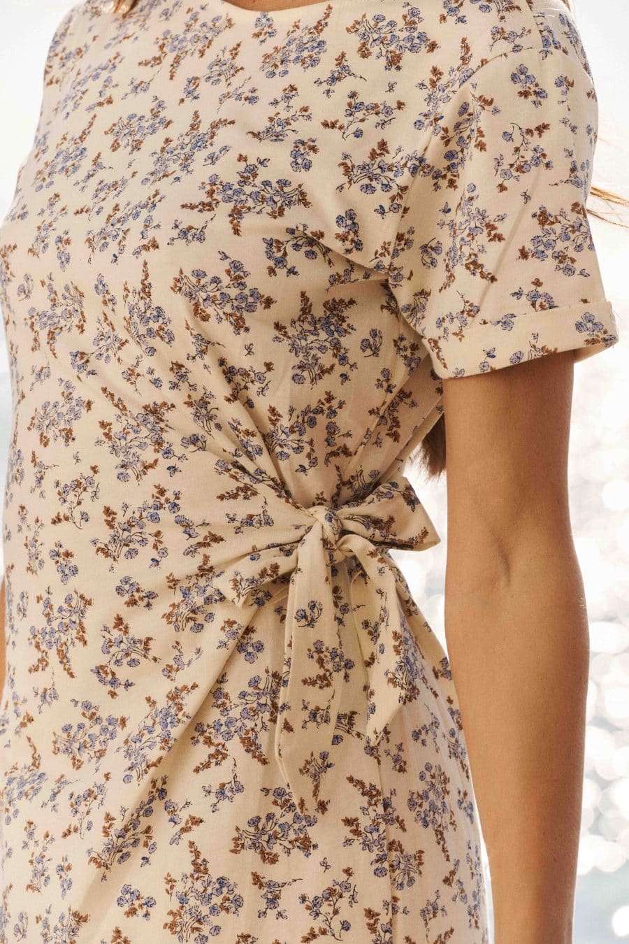 Robe Naelia longue Sahoma beige fleuri noeud sur le côté manches courtes