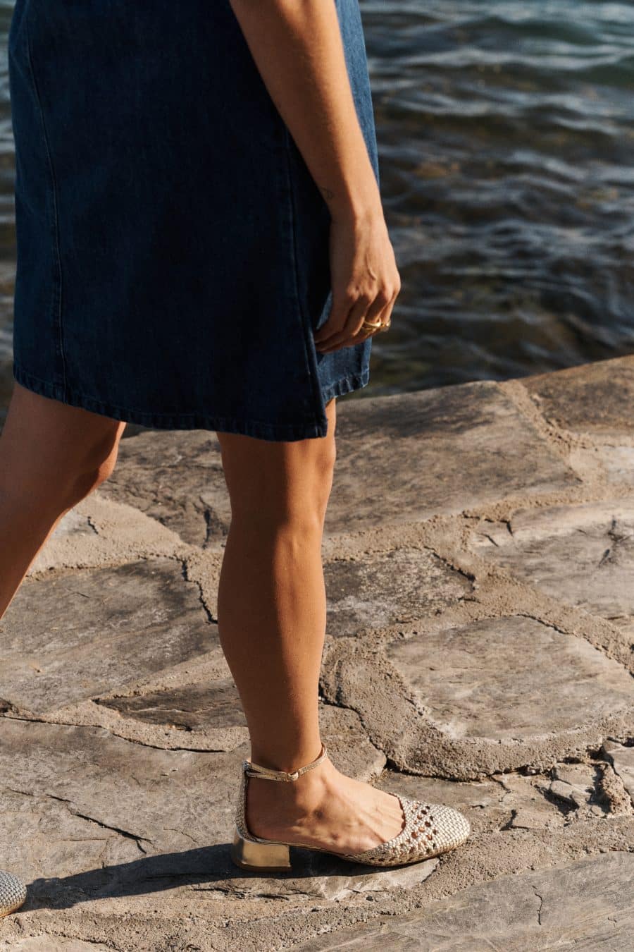 Sandales Sahoma Alicia femmes dorées à petits talons carrés et bout rond fermé - design tressé