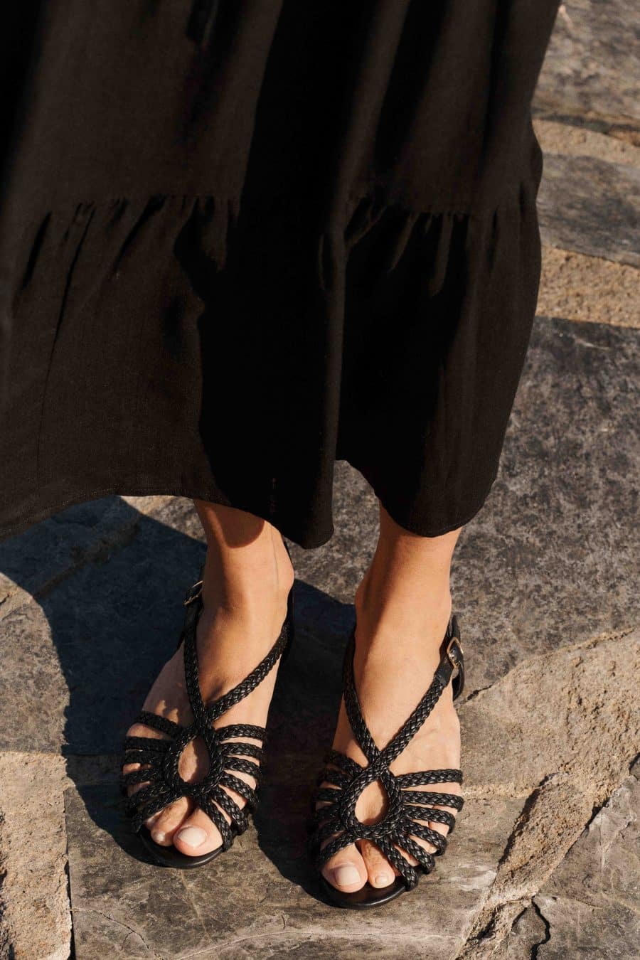 Sandales Auréa Sahoma noires à brides croisées, semelles plates avec talon de 2,5cm de hauteur