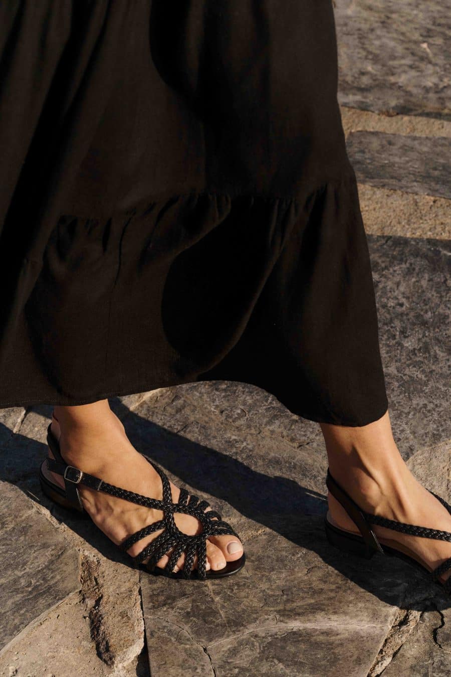 Sandales Auréa Sahoma noires à brides croisées, semelles plates avec talon de 2,5cm de hauteur