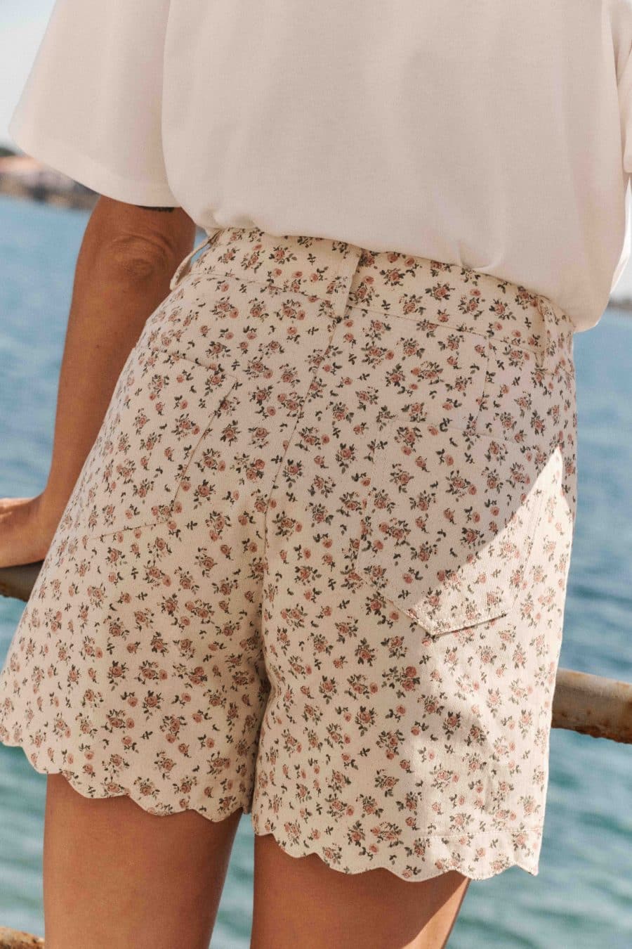 Short Aelis beige imprimé fleuri taille haute coupe légèrement évasé et finition ondulée - Sahoma