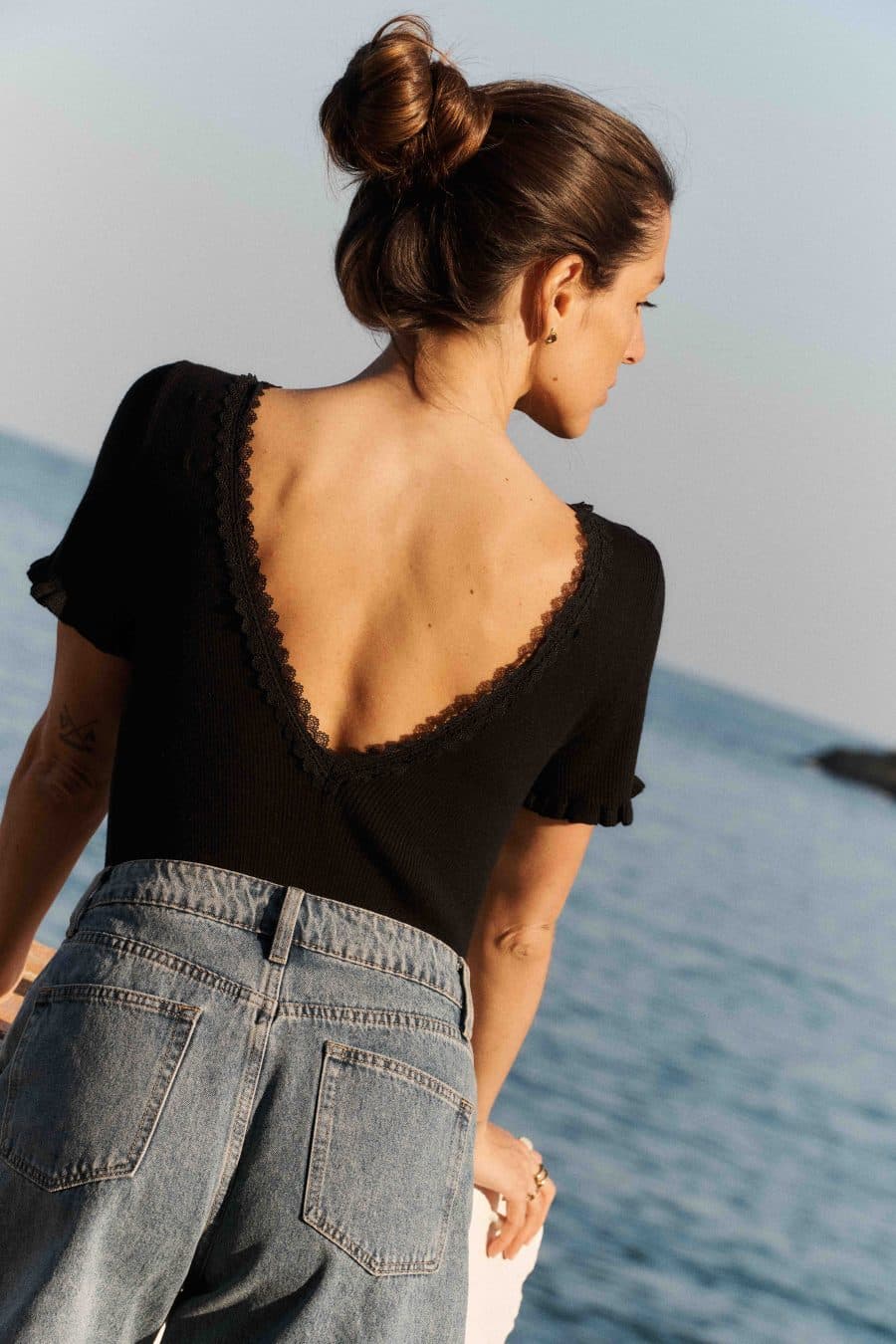 Top noir en maille - grand décolleté en V dans le dos - col rond devant