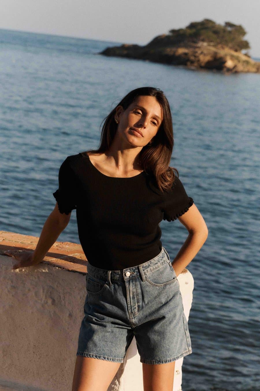 Top noir en maille - grand décolleté en V dans le dos - col rond devant