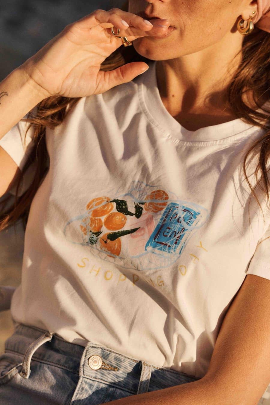 T-shirt Enzo femme blanc illustration courses – Style estival - Sahoma