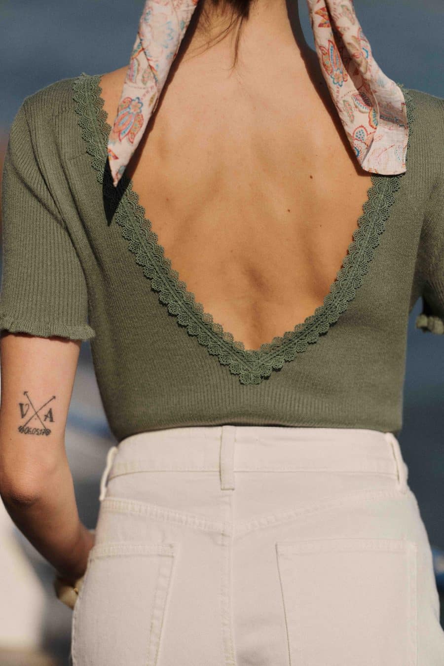 Top kaki en maille - grand décolleté en V dans le dos - col rond devant