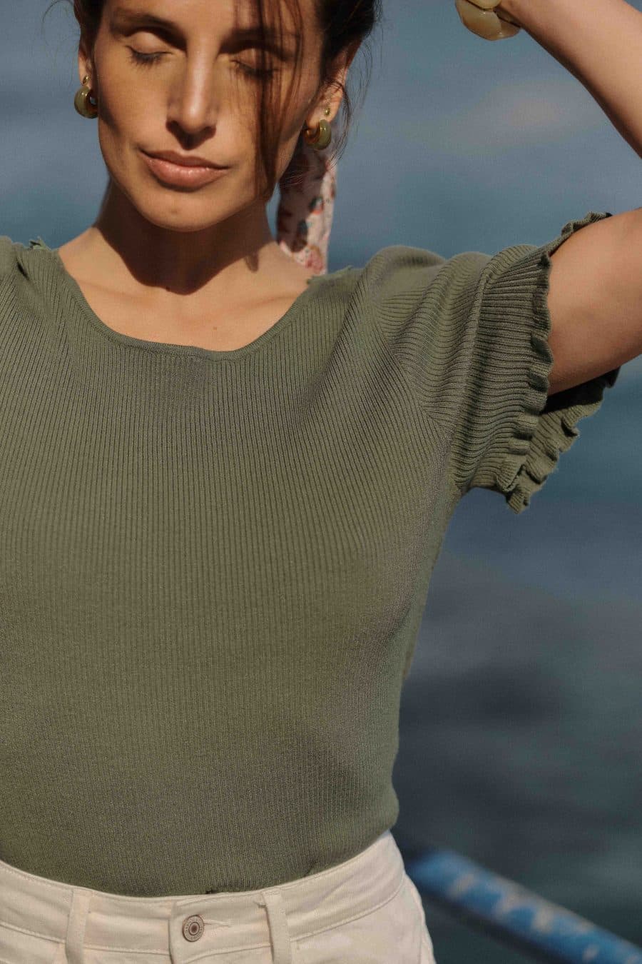 Top kaki en maille - grand décolleté en V dans le dos - col rond devant